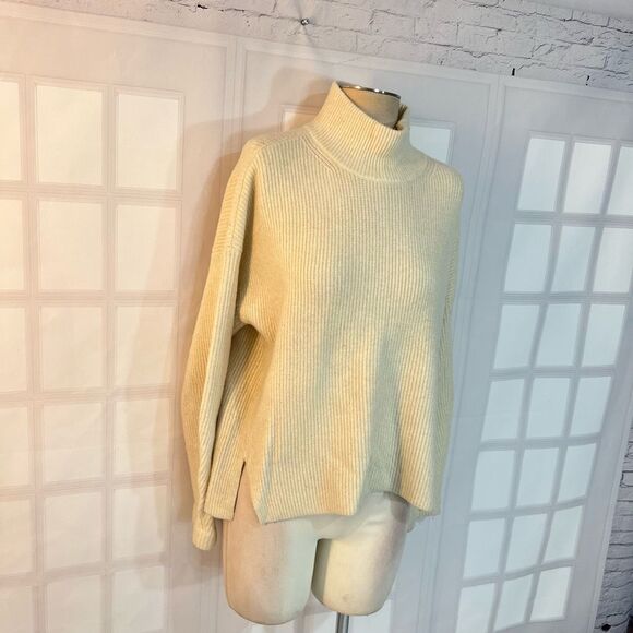 Abercrombie & Fitch Ivory Funnel Neck Ribbed Knit Pullover Sweater Size Medium - Picture 2 of 9